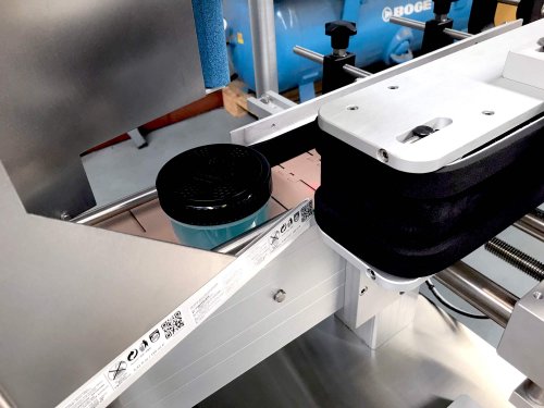 A flexible and customized labelling system for cylindrical products