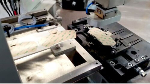 Industrial labeling of car brake pads with Nova Design Automazioni