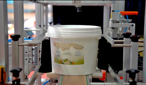 Wrap-around labelling for buckets of catering sauces